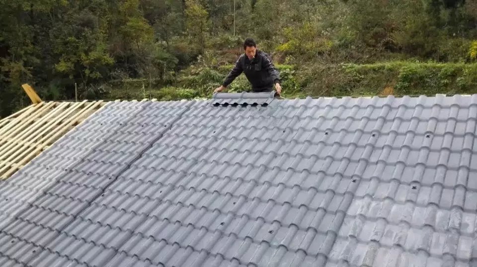 在新農(nóng)村建設(shè)中,合成樹脂瓦能有效防護(hù)民房不受雷電襲擊